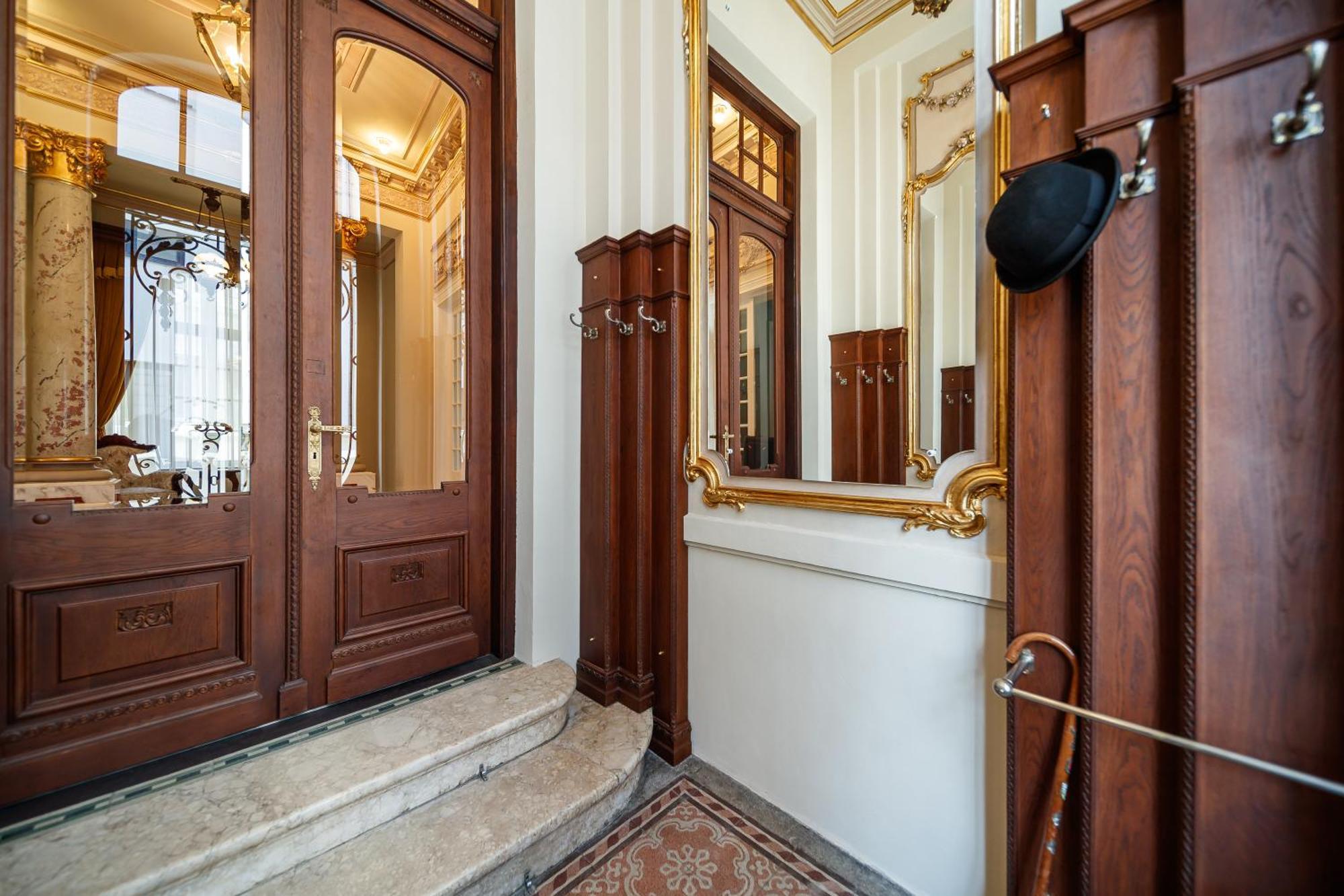 Templum Clava Hotel Bukarest Kültér fotó